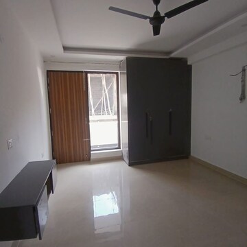 Room in 3.5 BHK Builder Floor at Sector 23 – for Rent
