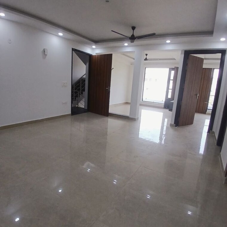 Room, sector 23 3.5 Bedroom 2580 Sq.Ft. Builder Floor In Sector 23 Gurgaon 9922885