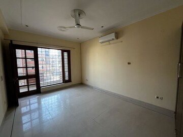 Room in 2 BHK Builder Floor at Sector 43 – for Rent
