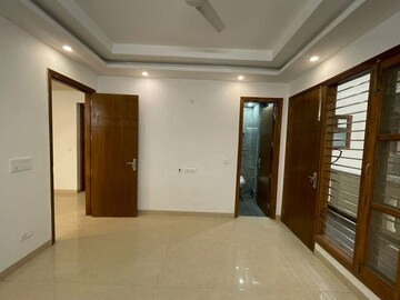 Room in 3 BHK Builder Floor at BPTP Eden Estate, Sector 81 – for Sale