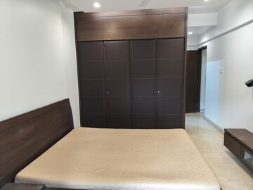 Room in 4 BHK Apartment at Aditya Mayur Residency, Khar West – for Sale