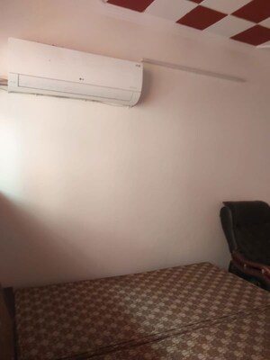 Room in 3 BHK Independent House at Laxmi Nagar – for Rent