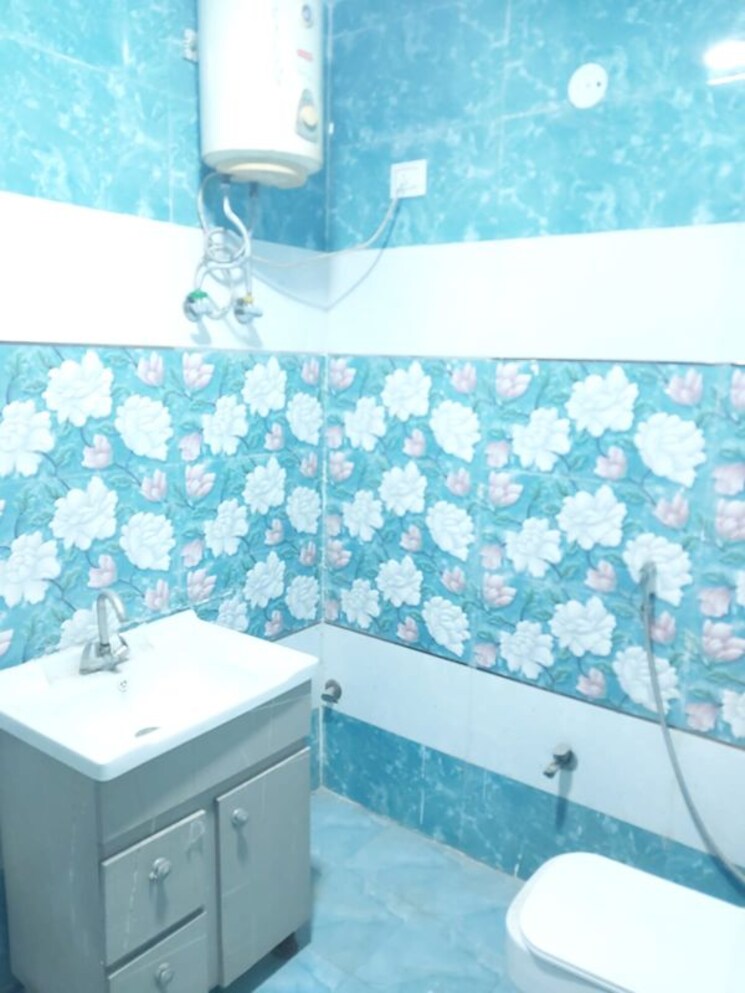 Bathroom, laxmi nagar 3 Bedroom 1000 Sq.Ft. Independent House In Laxmi Nagar Delhi 9923172