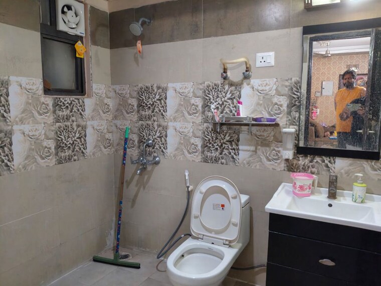 Bathroom, svp-krishan-vihar 2 Bedroom 1000 Sq.Ft. Builder Floor In Pratap Vihar Ghaziabad 9923156