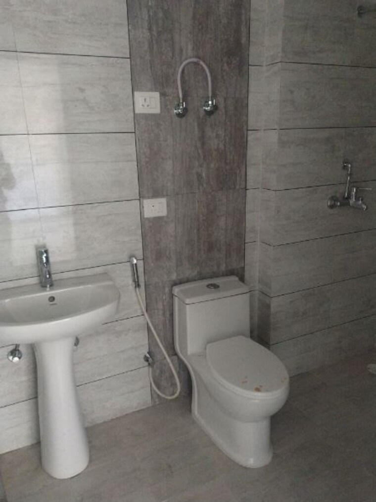 Bathroom, gulshan-bellina 3 Bedroom 919 Sq.Ft. Apartment In Sector 16 Greater Noida Greater Noida 9923263