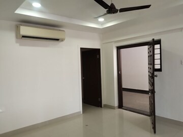 Room in 3 BHK Apartment at Honer Vivantis, Gopanpally – for Rent