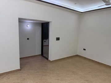 Room in 3 BHK Builder Floor at Sushant Lok 2, Sector 57 – for Rent