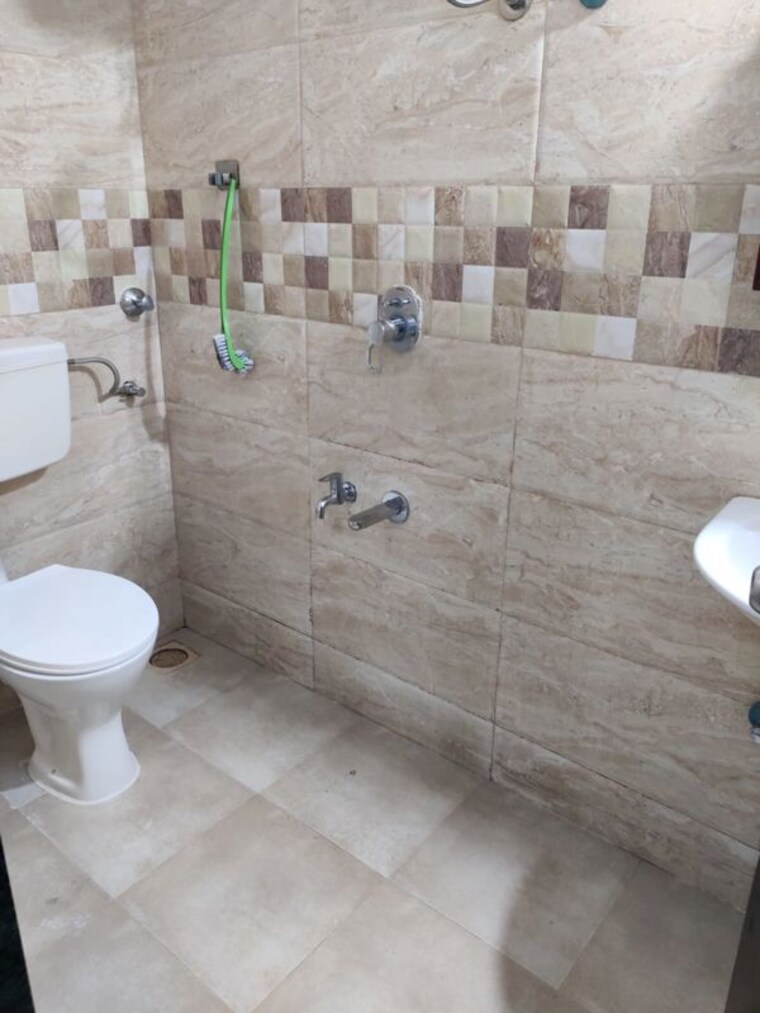 Bathroom, sadguru-garden-chs 2 Bedroom 905 Sq.Ft. Apartment In Ghodbunder Road Thane 9923317