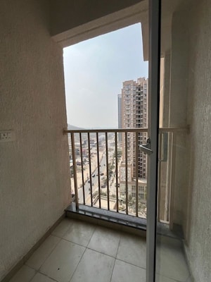 Room in 2 BHK Apartment at Godrej Green Vistas, Mahalunge – for Rent