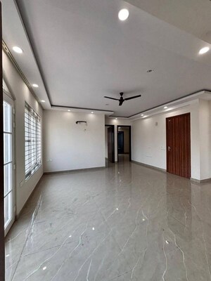 Room in 3 BHK Builder Floor at Ardee Mall, Sector 52 – for Rent