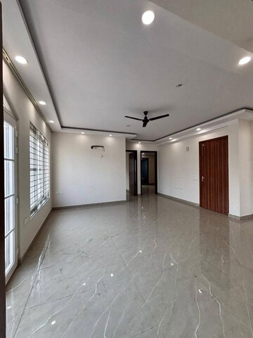 Room in 3 BHK Builder Floor at Ardee Mall, Sector 52 – for Rent