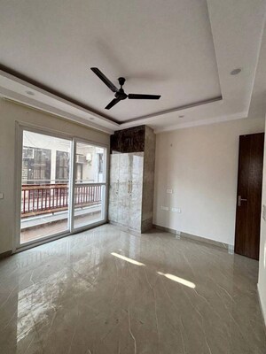 Room in 3 BHK Builder Floor at Ardee Mall, Sector 52 – for Rent