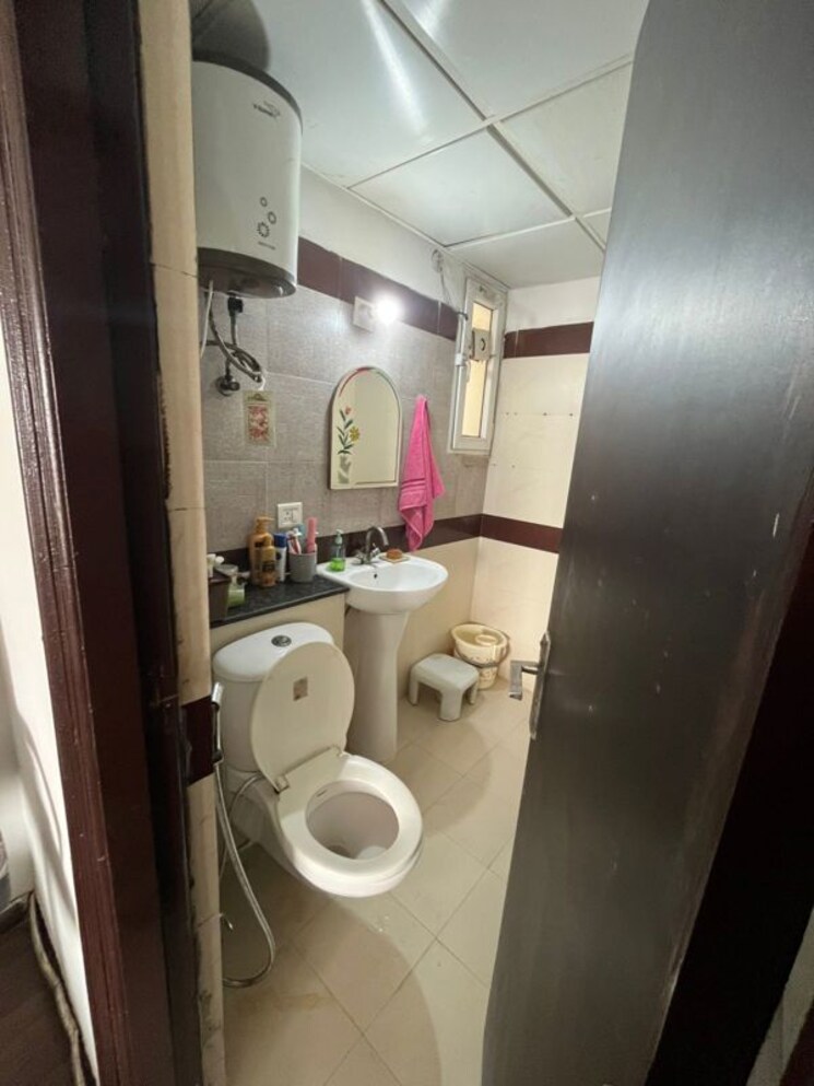 Bathroom, ajnara-grand-heritage 2 Bedroom 984 Sq.Ft. Apartment In Sector 74 Noida 9923367