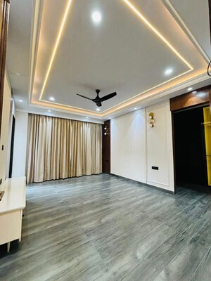 Room in 3 BHK Builder Floor at BPTP Green Oaks, Sector 70a – for Sale