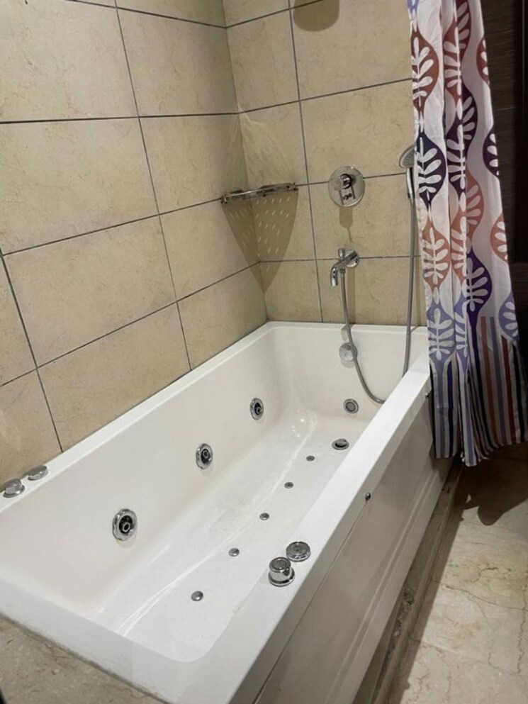 Bathroom, safdarjung enclave 3 Bedroom 2000 Sq.Ft. Builder Floor In Safdarjung Enclave Delhi 9923389