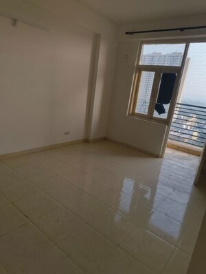 Room in 3 BHK Apartment at Tulip White, Sector 69 – for Rent