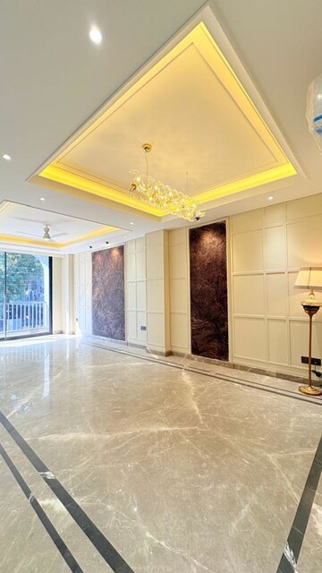 Room in 4 BHK Builder Floor at Ansal API Versalia, Sector 67a – for Sale