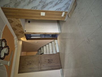 Furnished Amenities in 3.5 BHK Apartment at Mayur Vihar – for Rent