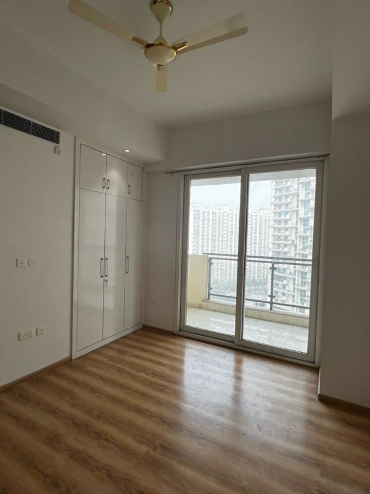 Room, mahagun-mezzaria 3 Bedroom 2500 Sq.Ft. Apartment In Sector 78 Noida 9923424