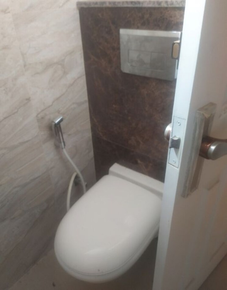 Bathroom, indira nagar 3.5 Bedroom 2000 Sq.Ft. Apartment In Indira Nagar Lucknow 9923453