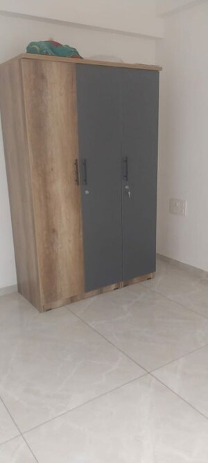 Room in 3 BHK Apartment at Vaishnodevi Circle – for Rent