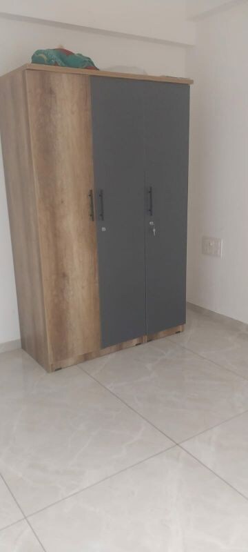 Room in 3 BHK Apartment at Vaishnodevi Circle – for Rent