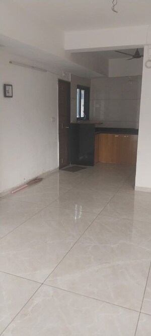 Room in 3 BHK Apartment at Vaishnodevi Circle – for Rent
