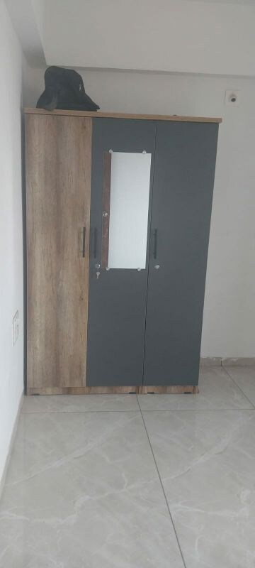 Room in 3 BHK Apartment at Vaishnodevi Circle – for Rent