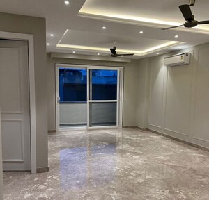 Building Lobby in 3 BHK Builder Floor at DLF Building 10, Dlf Phase ii – for Rent