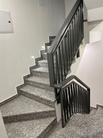 Staircase in 3 BHK Builder Floor at DLF Building 10, Dlf Phase ii – for Rent