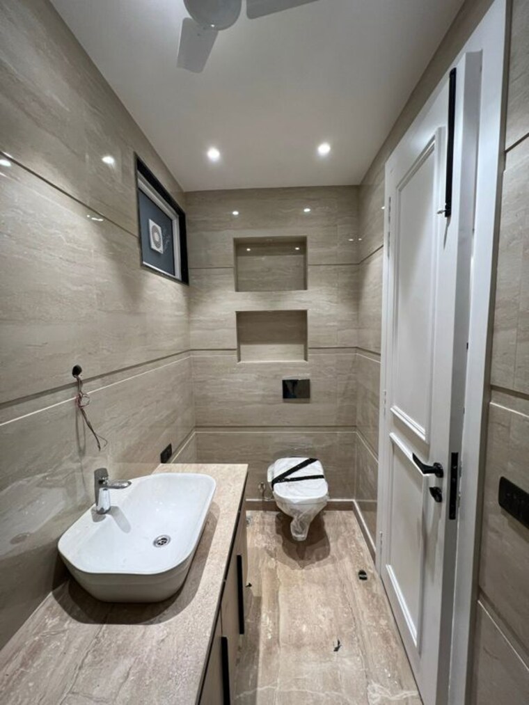 Bathroom, dlf-building-10 3 Bedroom 215 Sq.Yd. Builder Floor In Dlf Phase ii Gurgaon 9923489