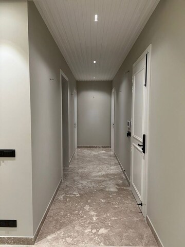 Building Lobby in 3 BHK Builder Floor at DLF Building 10, Dlf Phase ii – for Rent