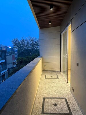 Building Lobby in 3 BHK Builder Floor at DLF Building 10, Dlf Phase ii – for Rent