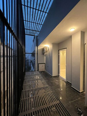 Building Lobby in 3 BHK Builder Floor at DLF Building 10, Dlf Phase ii – for Rent