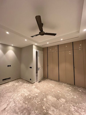 Room in 3 BHK Builder Floor at DLF Building 10, Dlf Phase ii – for Rent