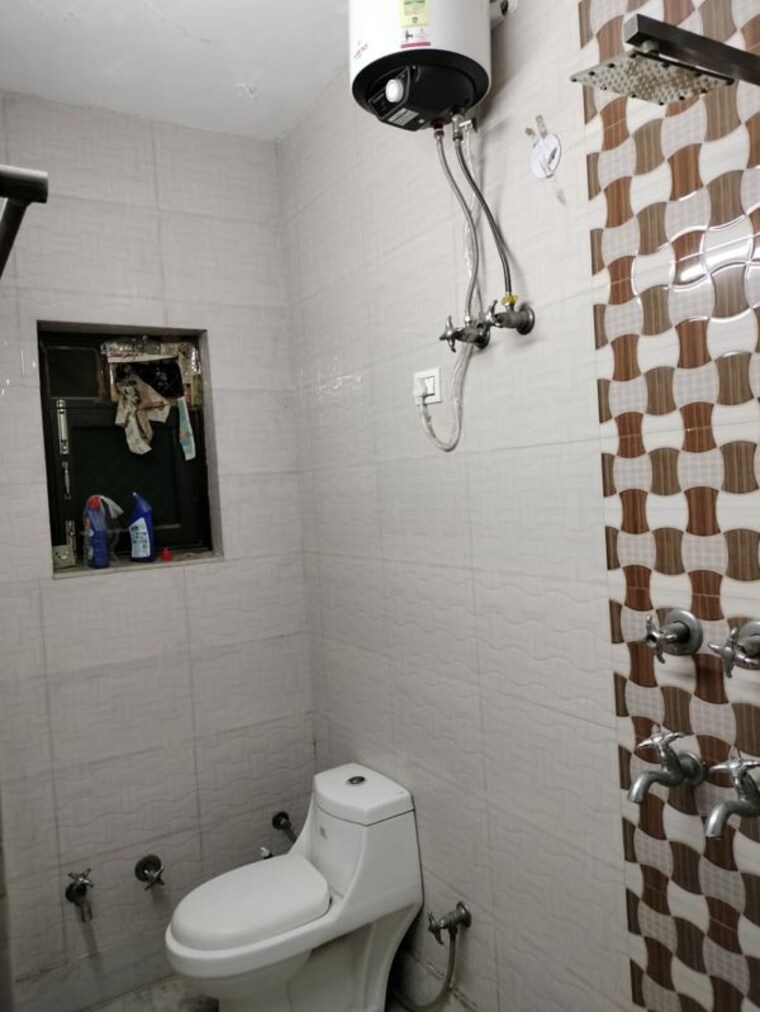 Bathroom, kirti nagar 3 Bedroom 1500 Sq.Ft. Builder Floor In Kirti Nagar Delhi 9923519