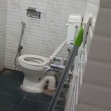 Attached Bathroom in 2 BHK Builder Floor at Hemkunt Colony – for Rent