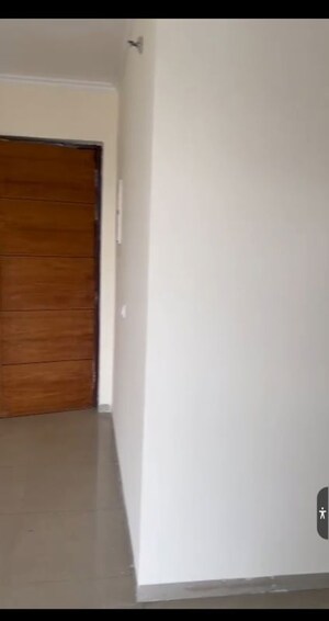 Room in 3.5 BHK Apartment at Omaxe R2, Gomti Nagar – for Rent