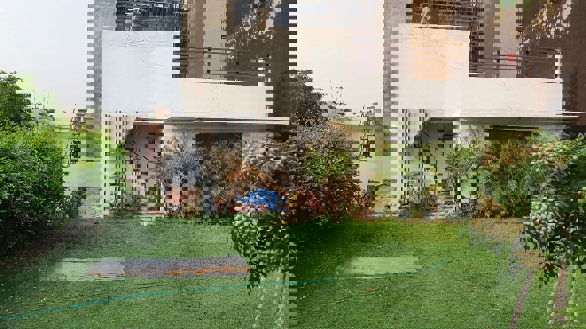 3 BHK + Servant Room 450 Sq.Mt. Independent House in Sunlight Apartments Sector 44