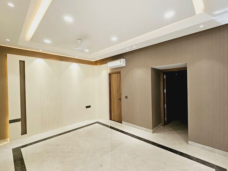 Room, rwa-apartments-sector-40 4 Bedroom 200 Sq.Mt. Independent House In Sector 40 Noida 9923595