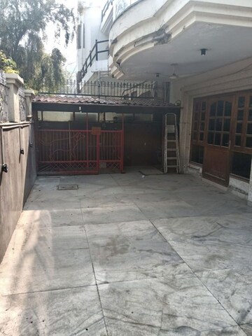 6+ BHK Independent House – Exterior View View at RWA Apartments Sector 40, Sector 40 - for Rent