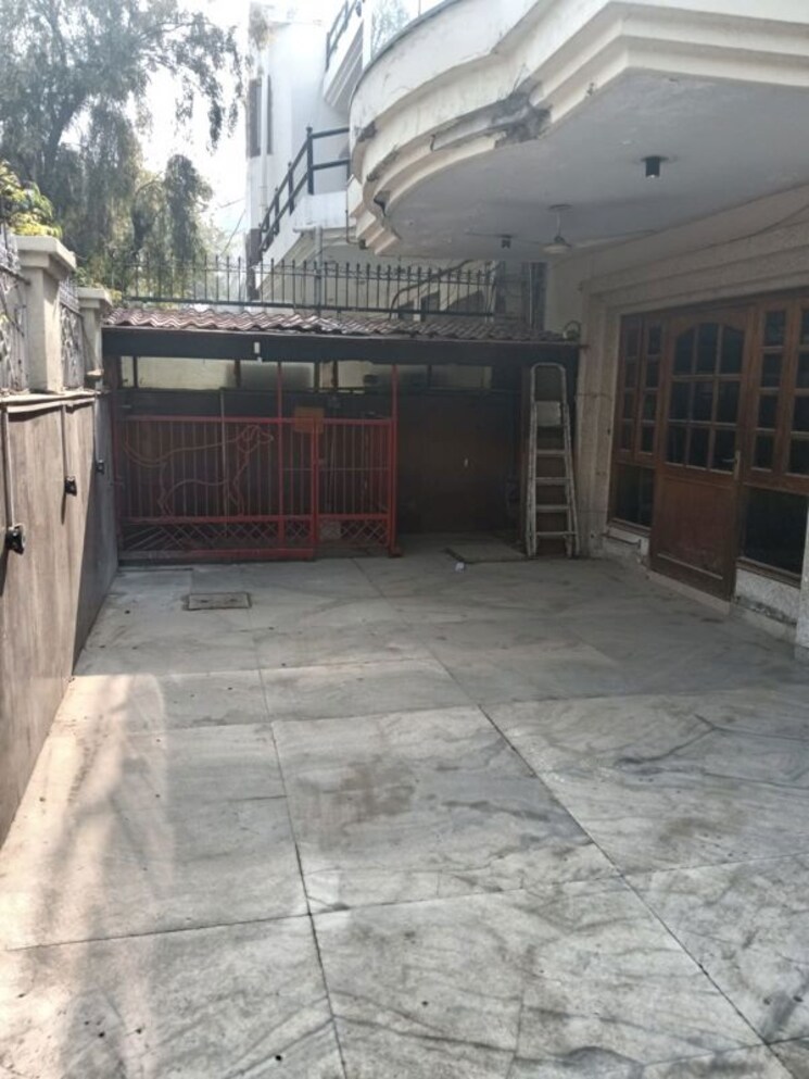 Exterior View, rwa-apartments-sector-40 6+ Bedroom 220 Sq.Mt. Independent House In Sector 40 Noida 9923605