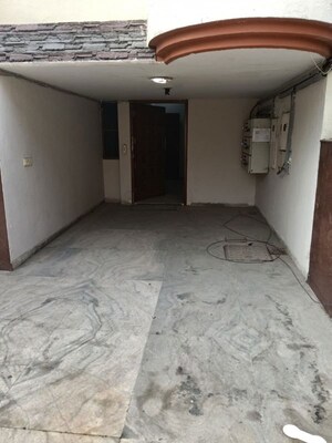 Room in 6+ BHK Independent House at RWA Apartments Sector 40, Sector 40 – for Rent