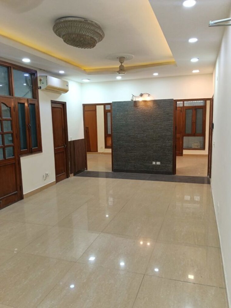 Room, rwa-apartments-sector-40 6+ Bedroom 220 Sq.Mt. Independent House In Sector 40 Noida 9923605