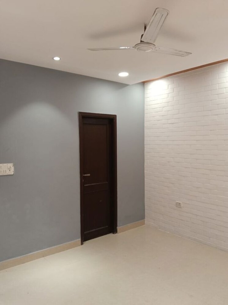 Room, rwa-apartments-sector-40 6+ Bedroom 220 Sq.Mt. Independent House In Sector 40 Noida 9923605