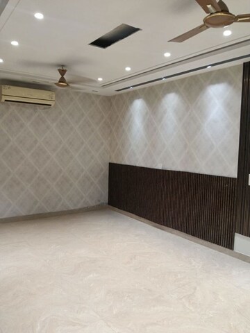 Room in 6+ BHK Independent House at RWA Apartments Sector 40, Sector 40 – for Rent