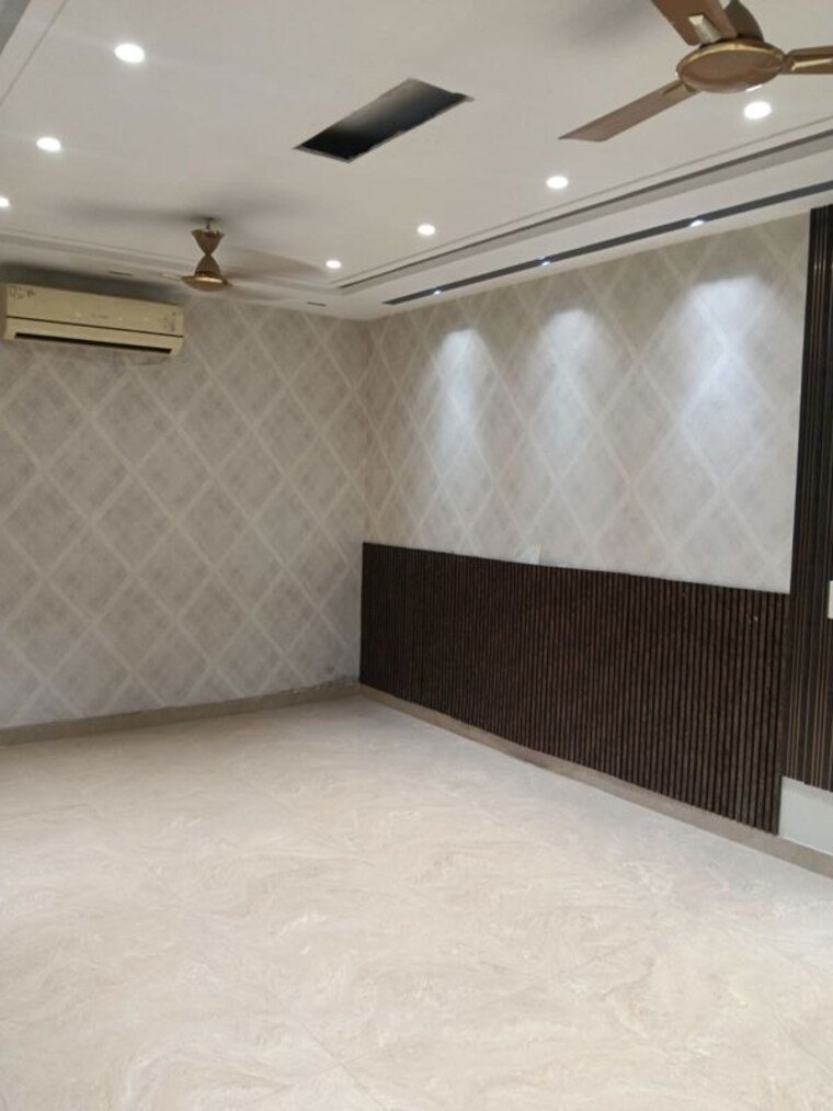 Room, rwa-apartments-sector-40 6+ Bedroom 220 Sq.Mt. Independent House In Sector 40 Noida 9923605