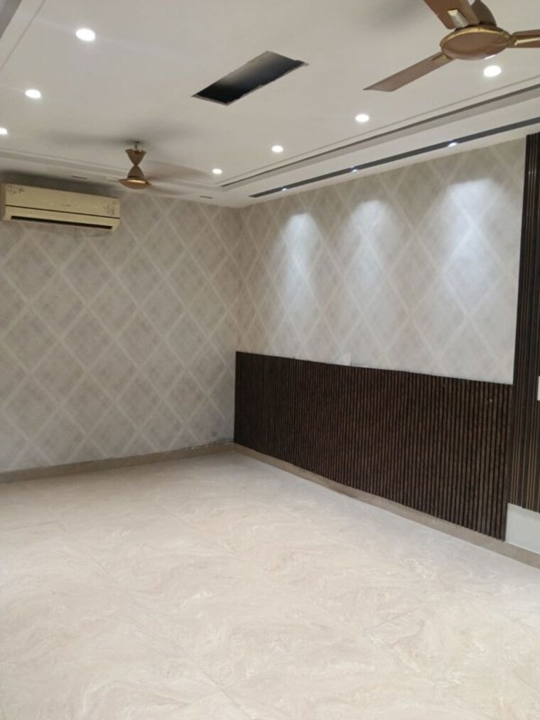 Room, rwa-apartments-sector-40 6+ Bedroom 220 Sq.Mt. Independent House In Sector 40 Noida 9923605