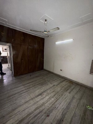 Room in 2 BHK Apartment at Paschim Vihar – for Rent