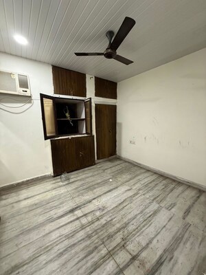 Room in 2 BHK Apartment at Paschim Vihar – for Rent